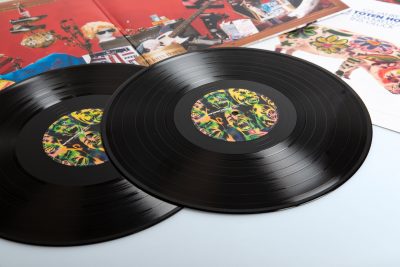 Zwei schwarze 12inch Schallplatten (140g)