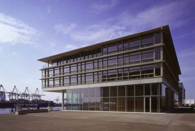 Gebäudeansicht vom ServiceCenter von optimal media in Hamburg