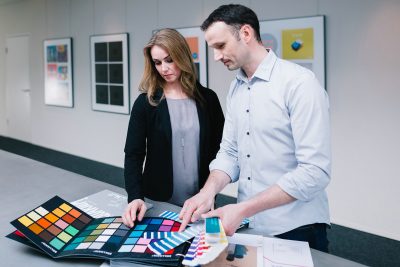 Print consultant at Prepress: Selection of special colours with customer at printing plant optimal media in Germany