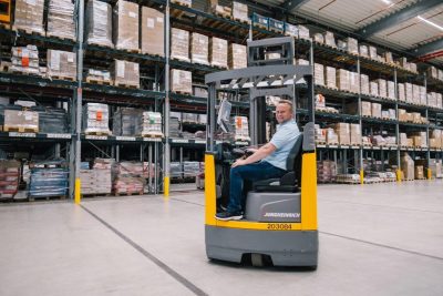 Mitarbeiter auf Gabelstabler im Fulfillment Center von optimal media mit 35.000 Palettenplätzen zur Lagerung von Datenträgern