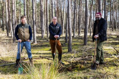 v.l. Dr. Jonas Haentjes (CEO Edel SE & Co. KgaA), Jörg Hahn (Geschäftsführer optimal media) und Ralf Koch (Leiter Naturpark Nossentiner/Schwinzer Heide)