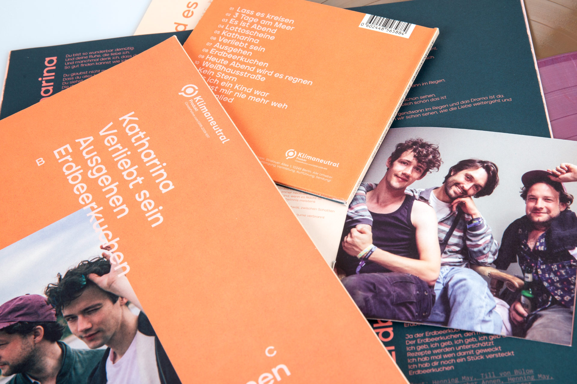 AMK – Es ist Abend und wir sitzen bei mir | Universal Music Group | AnnenMayKantereit Records: All printed matter and packaging produced from recycled material and are climate-neutral