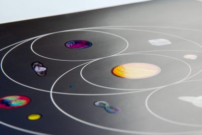 Coldplay - Music of the Spheres | Warner Music | Parlophone Records: Partieller UV-Lack auf dem Poster