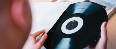 Vinyl Presswerk optimal media Mitarbeiter Kontrolle Audioprodukt Schallplatte in hoher Auflage