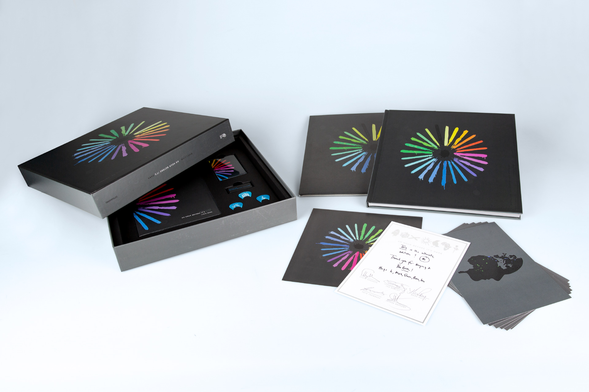 Marillion – An Hour Before It's Dark | earmusic: Verschiedene Produktformate: CD, DVD, Blu-ray Disc, Schallpatten, Box SetsUltimate Edition: Großes Box Set mit Hardcover-Buch, Songbook, Grafiken, Zertifikat, Kartenspiel, USB-Stick und drei Plektren