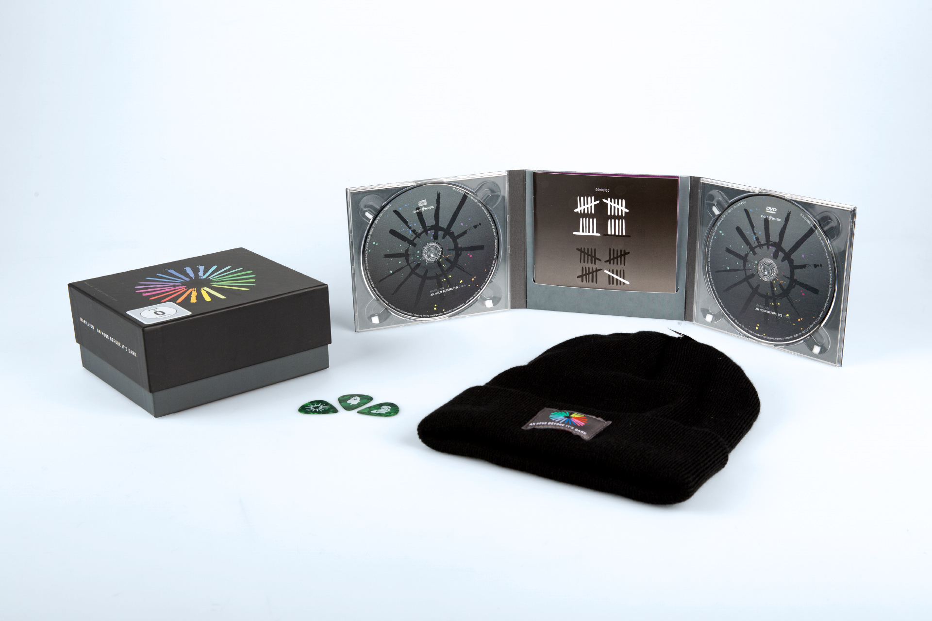 Marillion – An Hour Before It's Dark | earmusic: Kleines Box Set: Digipac mit CD und DVD, drei Plektren und Mütze mit Logo