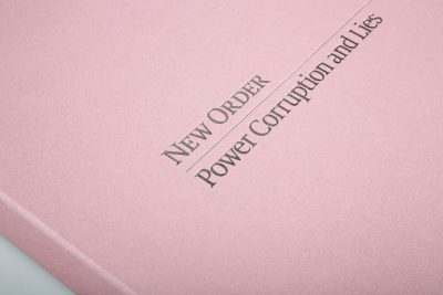 Silberne Heißfolienprägung auf dem Boxdeckel