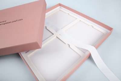 Box mit Einlage im Boden und Hebeband