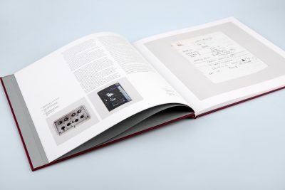 Buch als Hardcover mit Leinenbezug und Heißfolienprägung auf dem Umschlag
