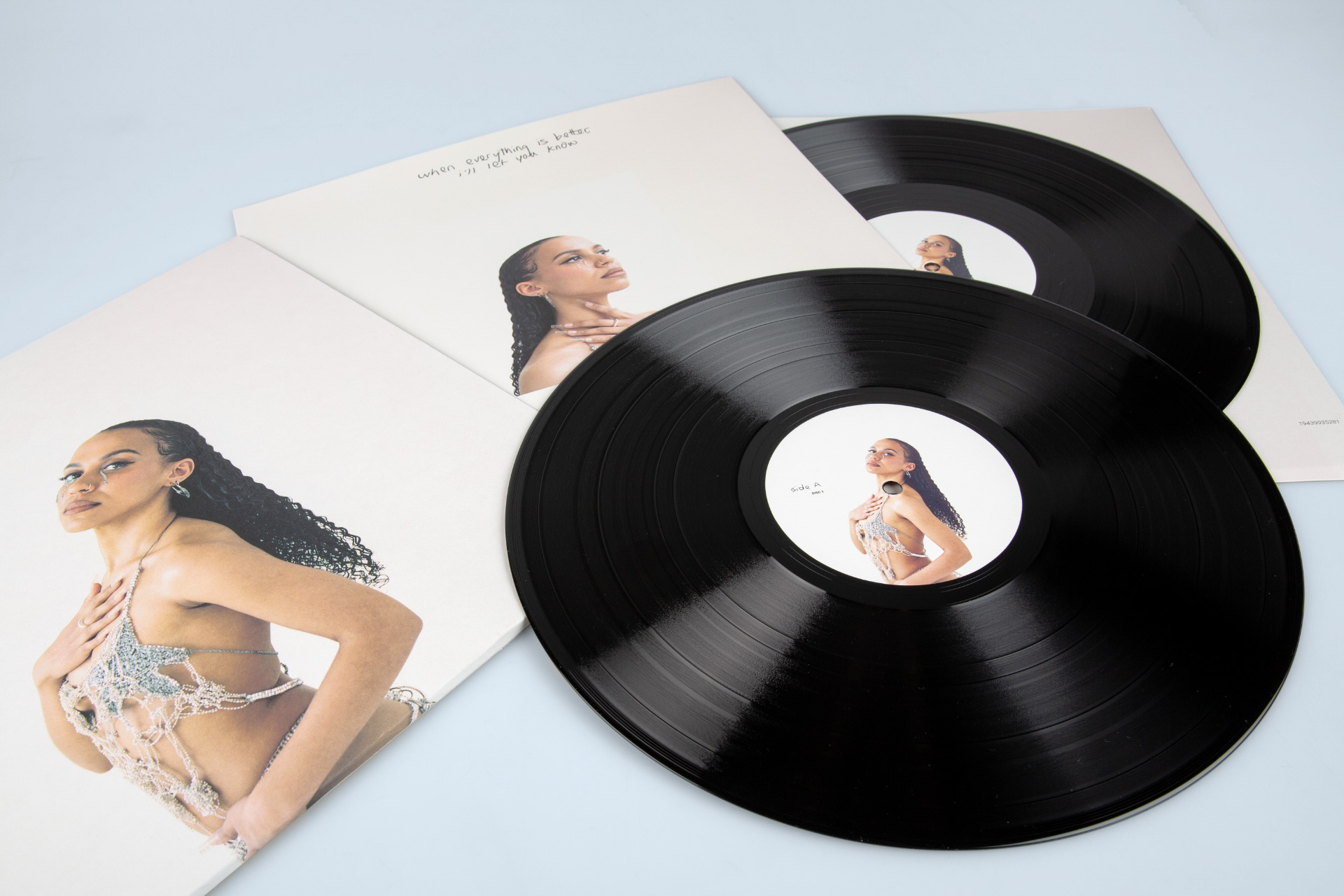 Pip Millett – When Everything Is Better, I´ll Let You Know | Dream Life Records/Sony Music: 12inch Schallplatten in schwarzem ReVinyl mit Innenhüllen und Schuber aus FSC-Recycling