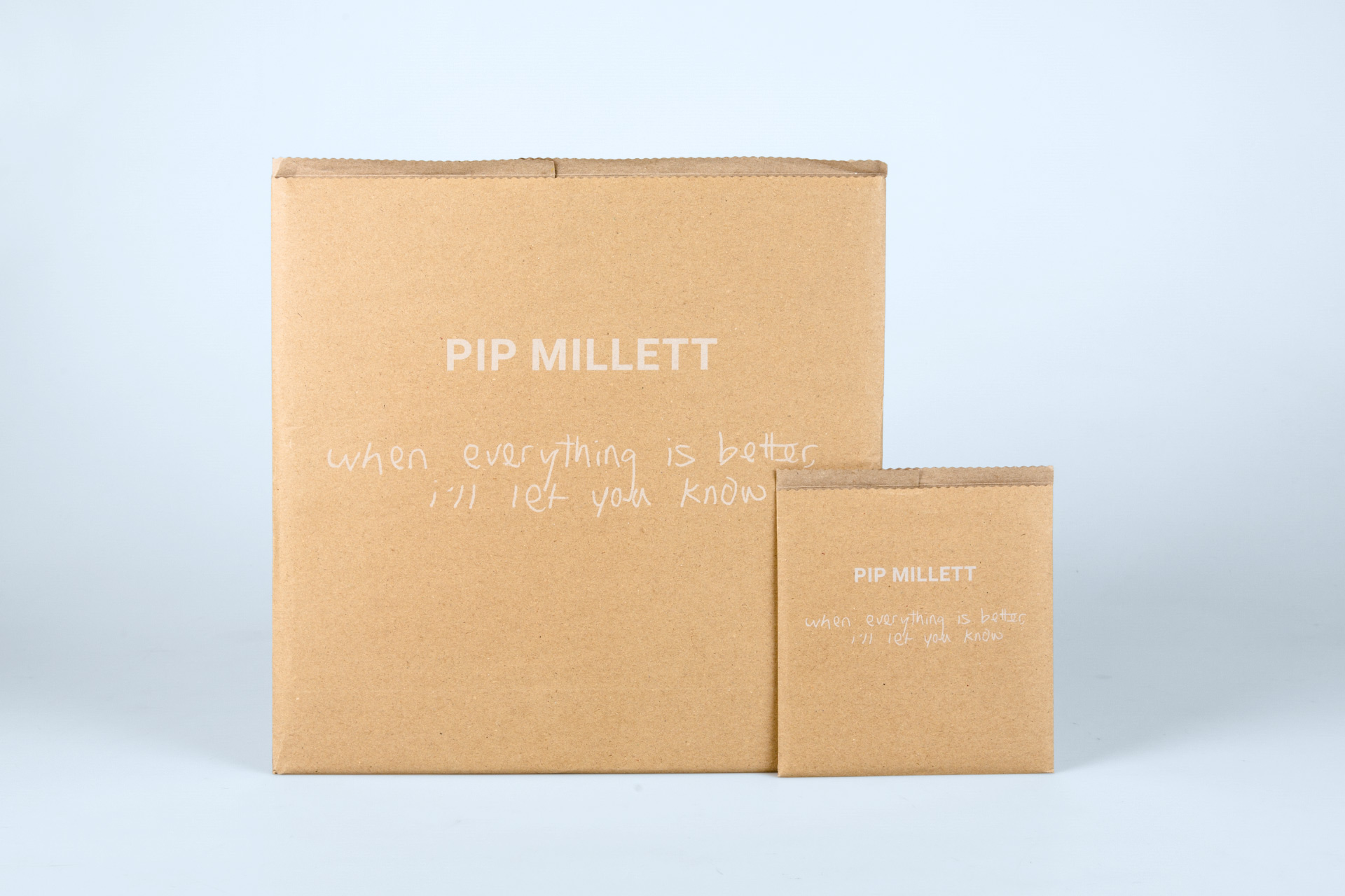 Pip Millett – When Everything Is Better, I´ll Let You Know | Dream Life Records/Sony Music: Papiertaschen als Umverpackung, an drei Seiten geschlossen und mit einen weißem, pflanzenölbasiertem Aufdruck veredelt