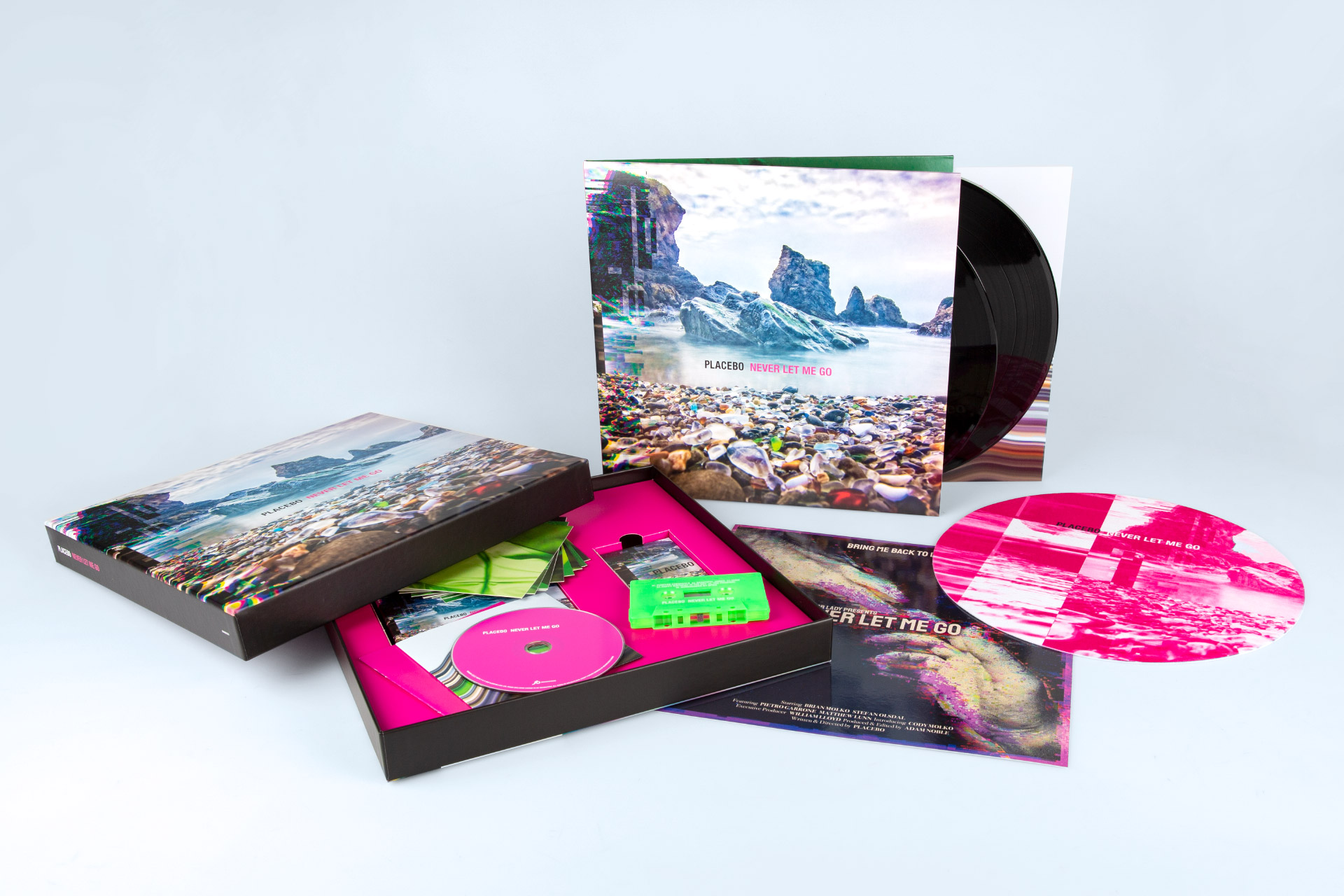 Placebo - Never Let Me Go. Groove Attack | Elevator Lady: Hardcover-Stülpdeckelschachtel mit LP-Klappalbum, CD-Box Set, Kunstdruck, Scratchmatte und Musikkassette