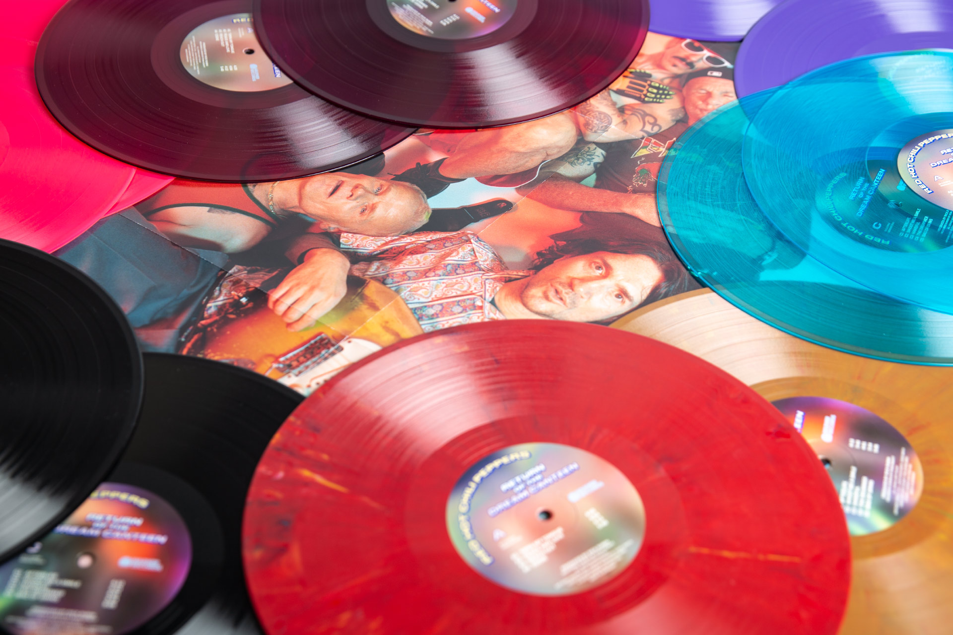 Return of the Dream Canteen – Red Hot Chili Peppers | Warner Music: "Return of the Dream Canteen" in sieben verschiedenen Schallplatten-Versionen