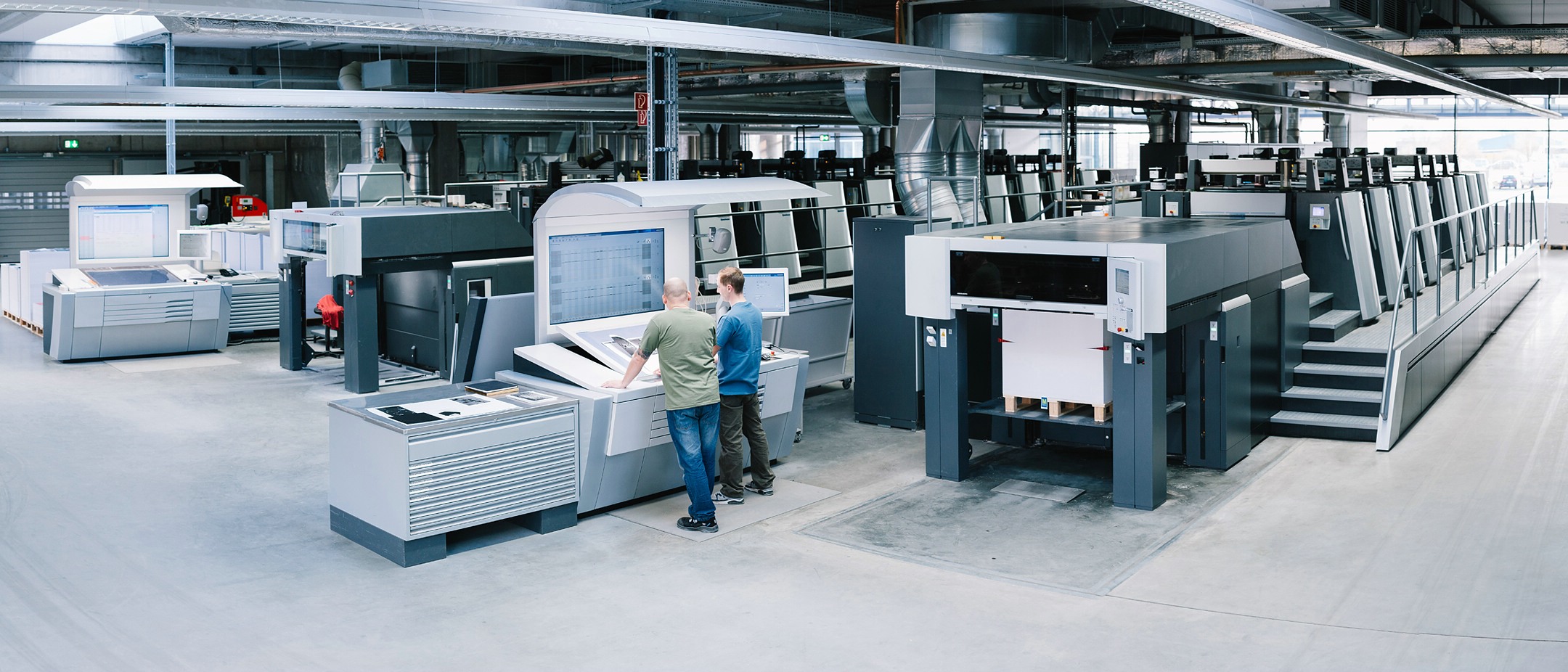 Printing plant: Offset printing & LE UV printing - optimal media