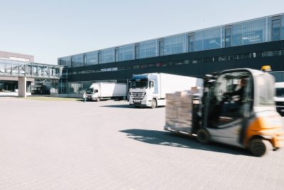 Fulfillment Center von optimal media mit LKWs und Laderampe zum schnellen weltweiten Versand von Datenträgern