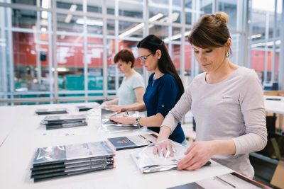 Service fulfillment Mitarbeiter beim portooptimierten Mailingservice im optimal media fulfillment center in Röbel