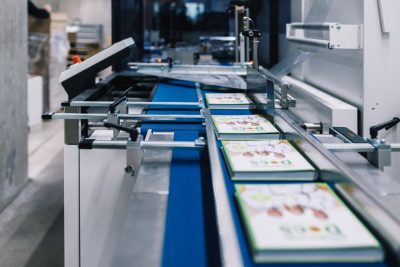 Teilprozess der Buchfertigungslinie Kochbuch in der Buchstrasse in der Buchbinderei optimal media