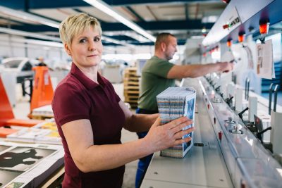 optimal media Druckverarbeitung Bestückung des Klebebinders zur Buchbindung