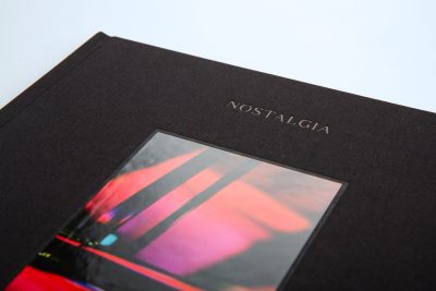 Koki Sato – Nostalgia | Pardigm Publishing: Titelschild mit glänzend UV-Lack veredelt und in tiefgeprägte Fläche geklebt