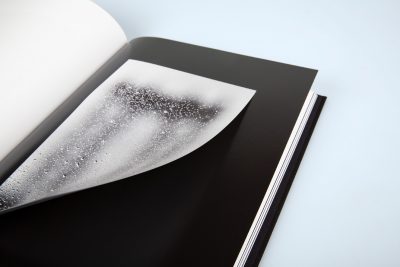 Koki Sato – Nostalgia | Pardigm Publishing: Eingeklebte Reproduktionen geben dem Buch eine persönliche Note