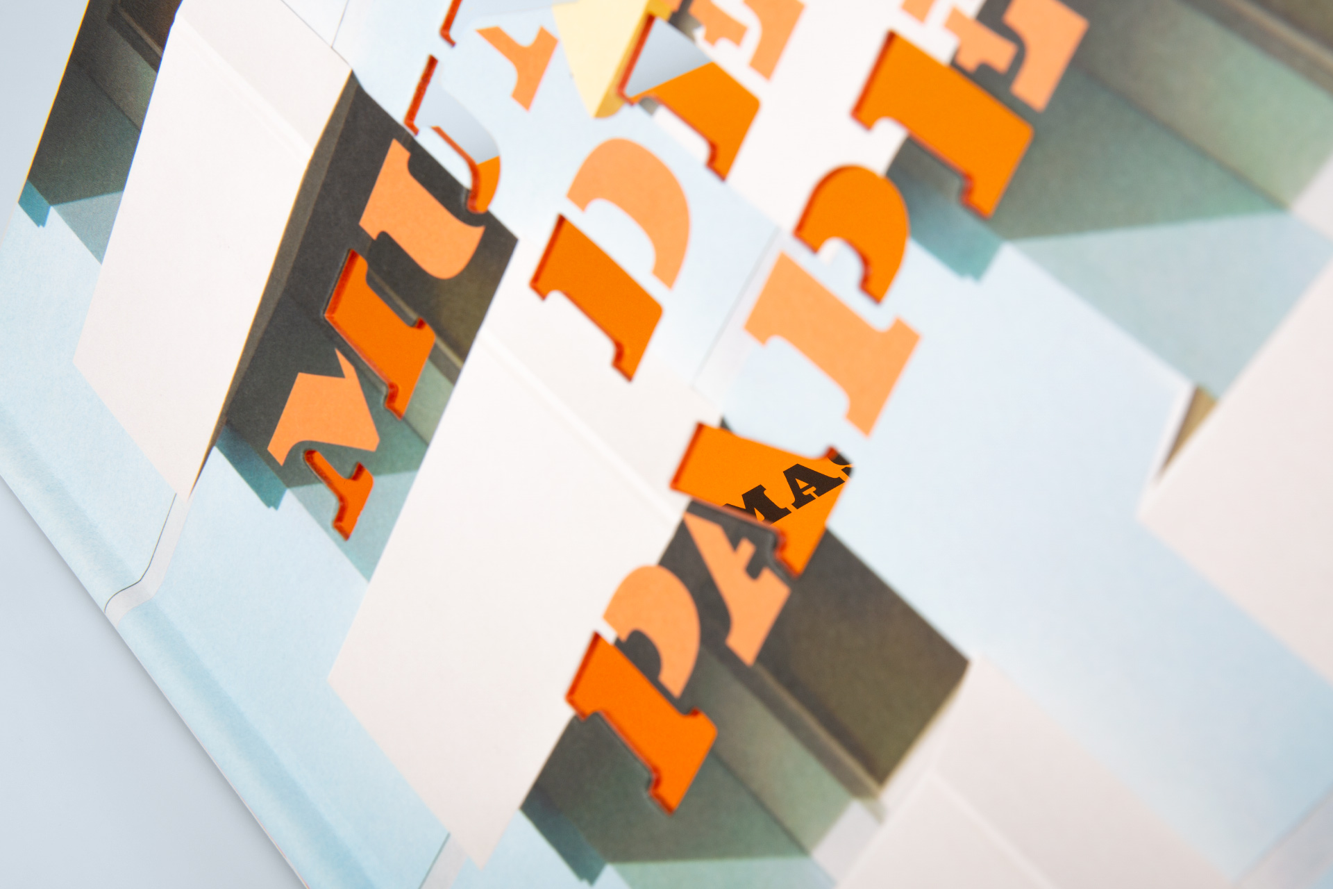 Mundo de Papel | Mack Books: View through punched holes on the front cover