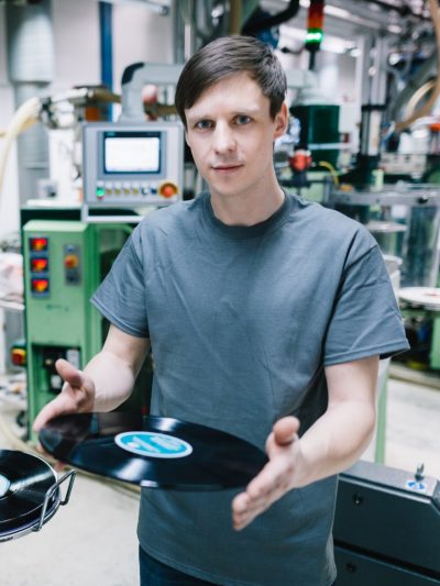 optimal media Karriere Schallplattenfertigung Produktion Andreas Schardin bei seinem Job in Röbel