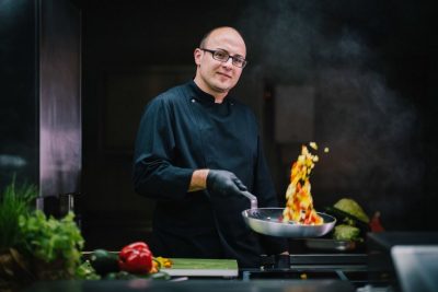 Koch im Mitarbeiterrestaurant von optimal media genießt Job in Röbel
