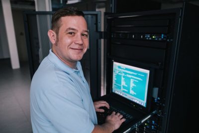 Mitarbeiter Robert Markner macht Karriere in einem Job in der Informationstechnik bei optimal media Röbel