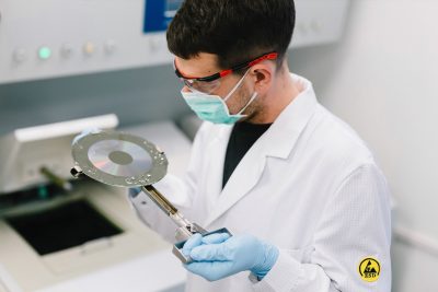CD Presswerk optimal media: Mitarbeiter beim Mastering und Galvanik von CDs, DVDs, Blu-ray Discs