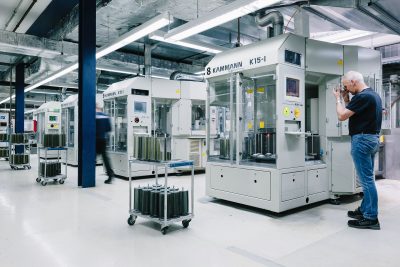 Mitarbeiter beim Labeldruck optischer Datenträger im CD Presswerk optimal media