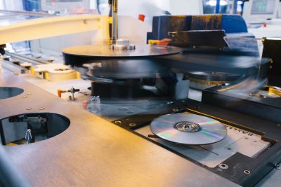 Maschine zur Fertigung von optischen Datenträgern wie DVDs, Blu-ray Discs im DVD Presswerk optimal media