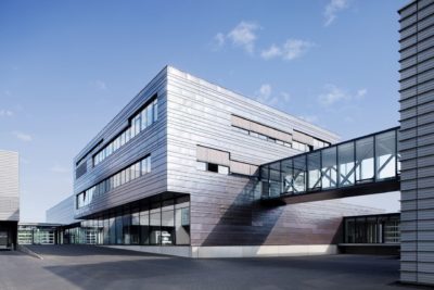 Das Hauptgebäude von optimal media in Röbel an der Müritz