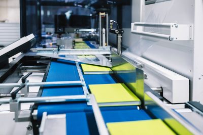 Teilansicht der Buchfertigungslinie bei der Druckerei und Buchbinderei optimal media