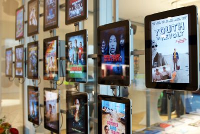 Tablet wand mit Filmen beim optimal media Blu Ray und DVD Authoring Studio und Encoding House press9 in Berlin