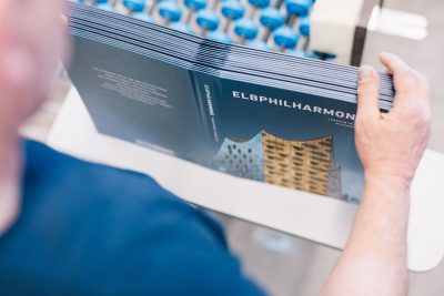 Teilprozess der Buchfertigungslinie Buchdeckenfertigung Buch