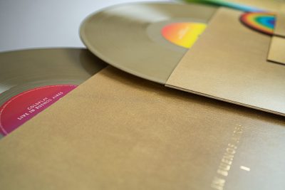 optimal media Herstellung Schallplatte in limitierter Auflage Coldplay in Gold und Unterstützung bei der music distribution